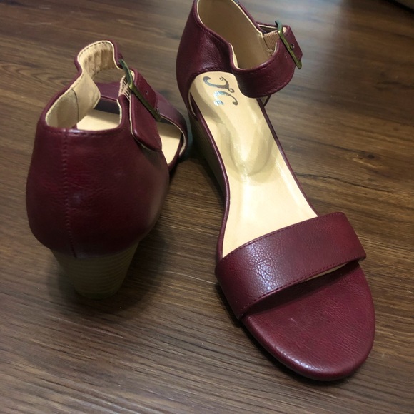 Maroon wedges with gold buckle - Picture 4 of 4